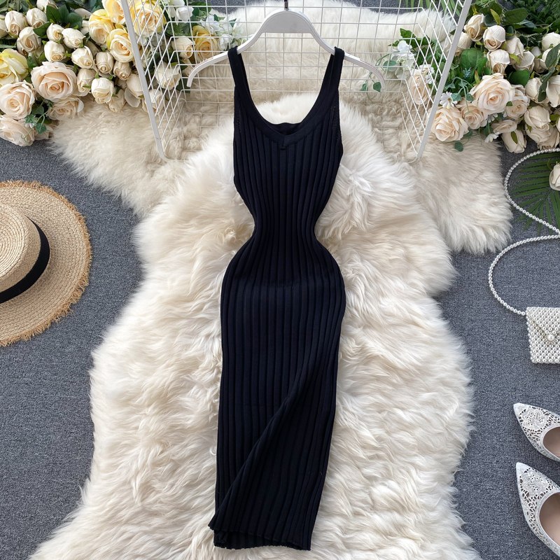Картинка Платье вязаное v - вырез крупный рубчик тонкие лямки от магазина LonnaMag