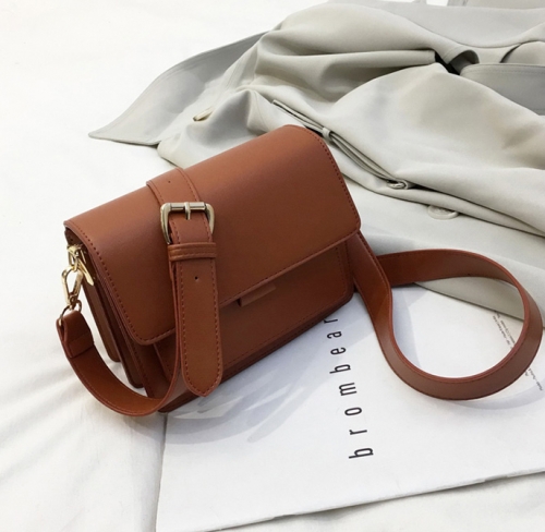 картинка Сумка crossbody из кожзаменителя с прямоугольными акцентами от магазина LonnaMag