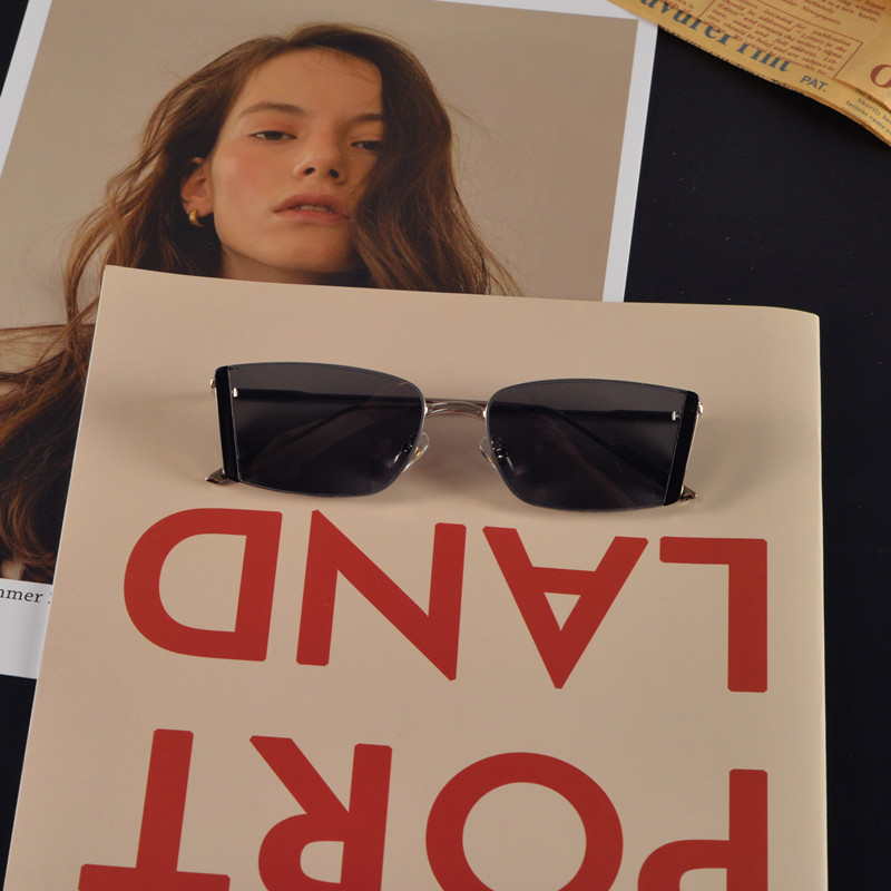 картинка Очки цветные полосы по бокам переходят в цветные боковины от магазина LonnaMag