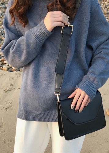 картинка Сумка crossbody-конверт из кожзаменителя с крупным ремнем от магазина LonnaMag