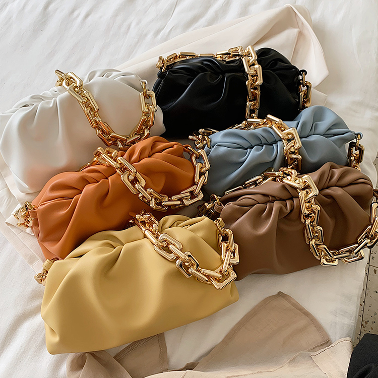 картинка Сумка в стиле модели pouch золотая цепь от магазина LonnaMag