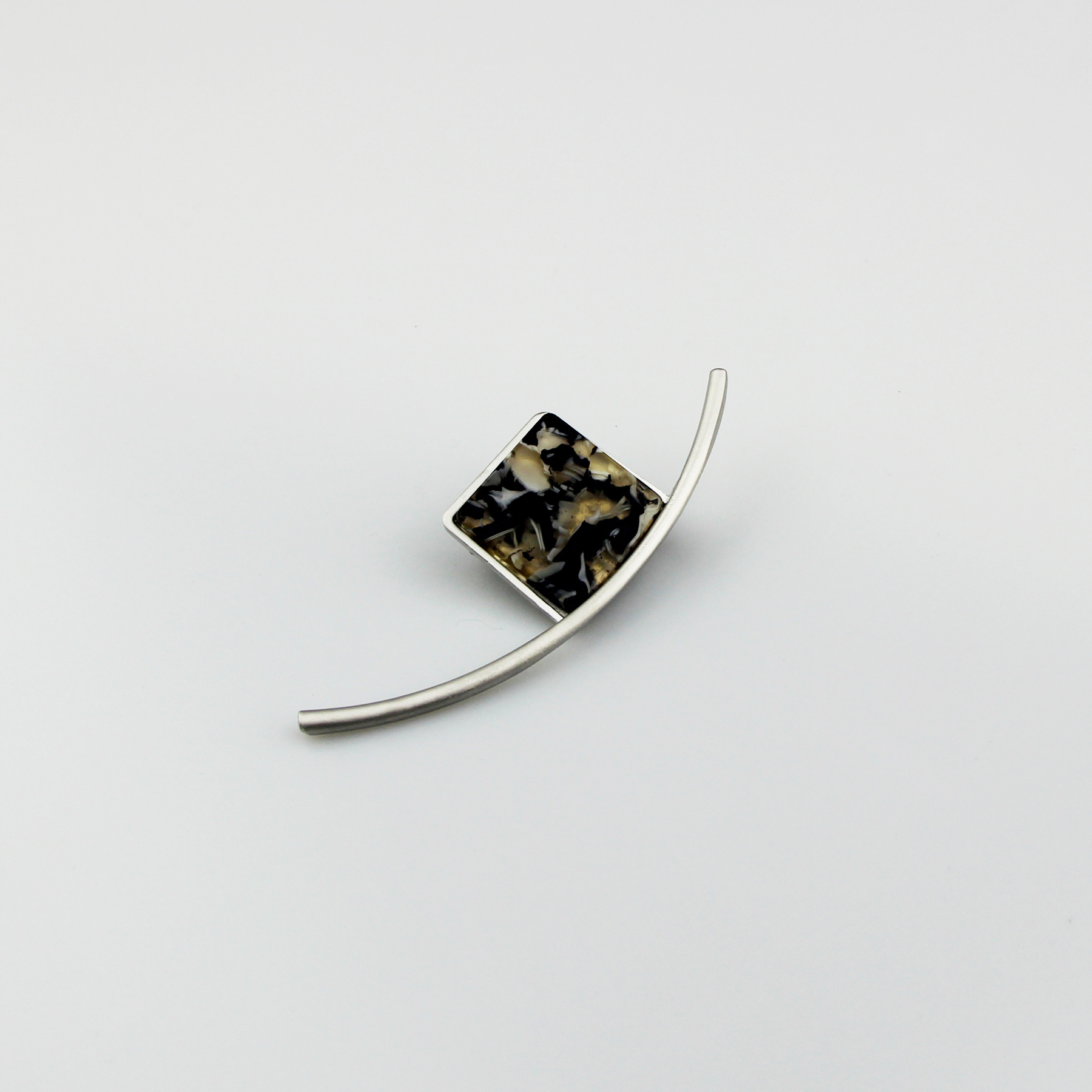 картинка Брошь Геометрия матовый металл пятнистый пластик - квадрат от магазина LonnaMag