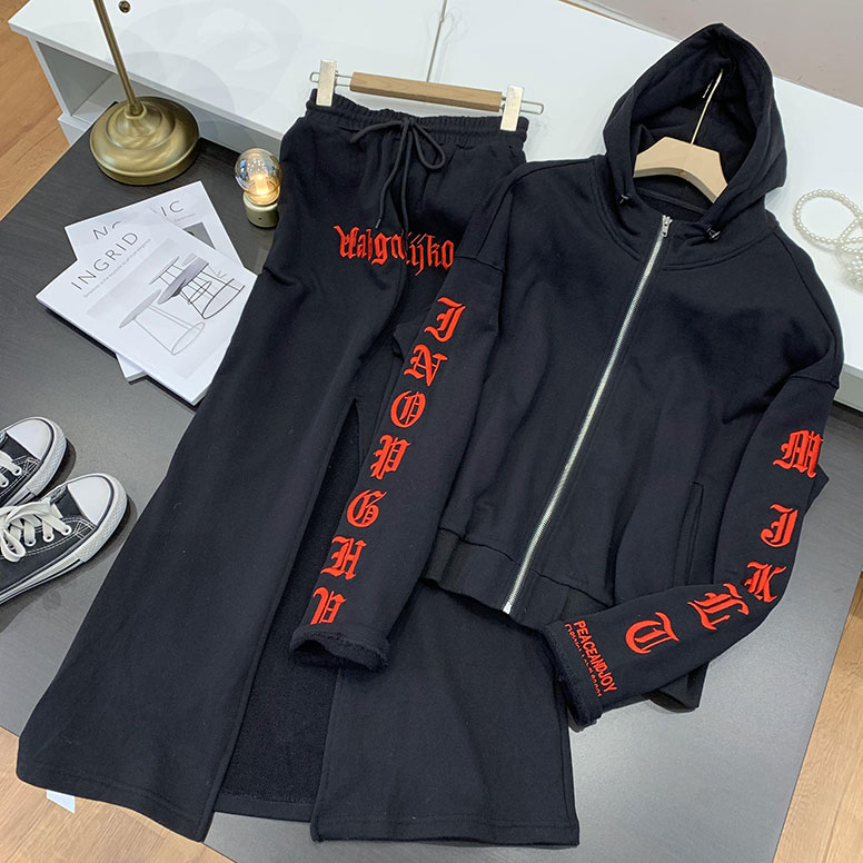 Картинка Костюм спортивный oversize красные надписи готический шрифт от магазина LonnaMag