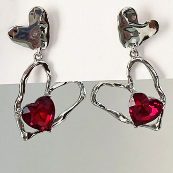 Серьги гвоздики мятые сердца + красное сердце внутри