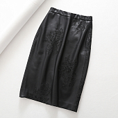 Картинка Юбка миди эко кожа вышивка черные цветы от магазина LonnaMag