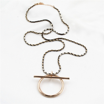 Длинное колье с круглым кулоном на цепи-змейке