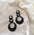 картинка Серьги три плоских полых круга черного цвета от магазина LonnaMag