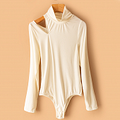 Картинка Боди водолазка высокий ворот длинный рукав вырез на одном плече от магазина LonnaMag