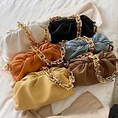 картинка Сумка в стиле модели pouch золотая цепь от магазина LonnaMag