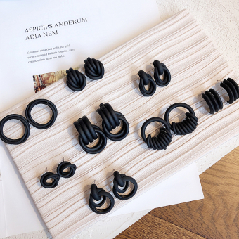 Серьги черные разные металлические кольца