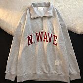 Картинка Свитшот молния на горловине надпись спереди N.WAVE нашивка прямоугольник  от магазина LonnaMag
